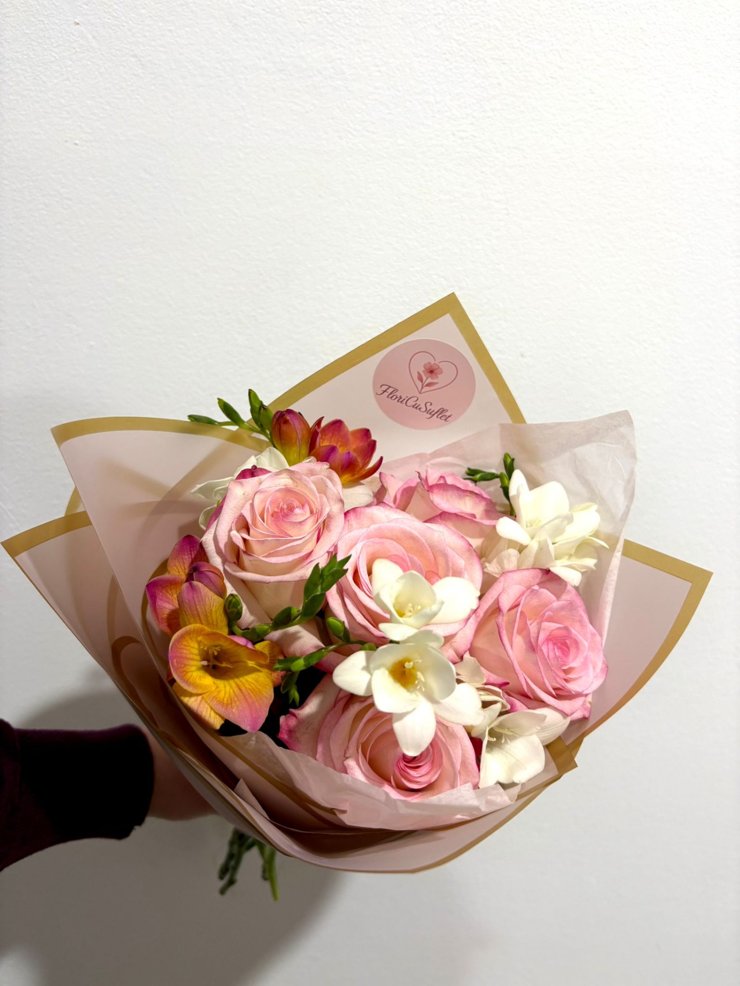 Buchet 5 trandafiri roz, 5 frezii - 100 RON