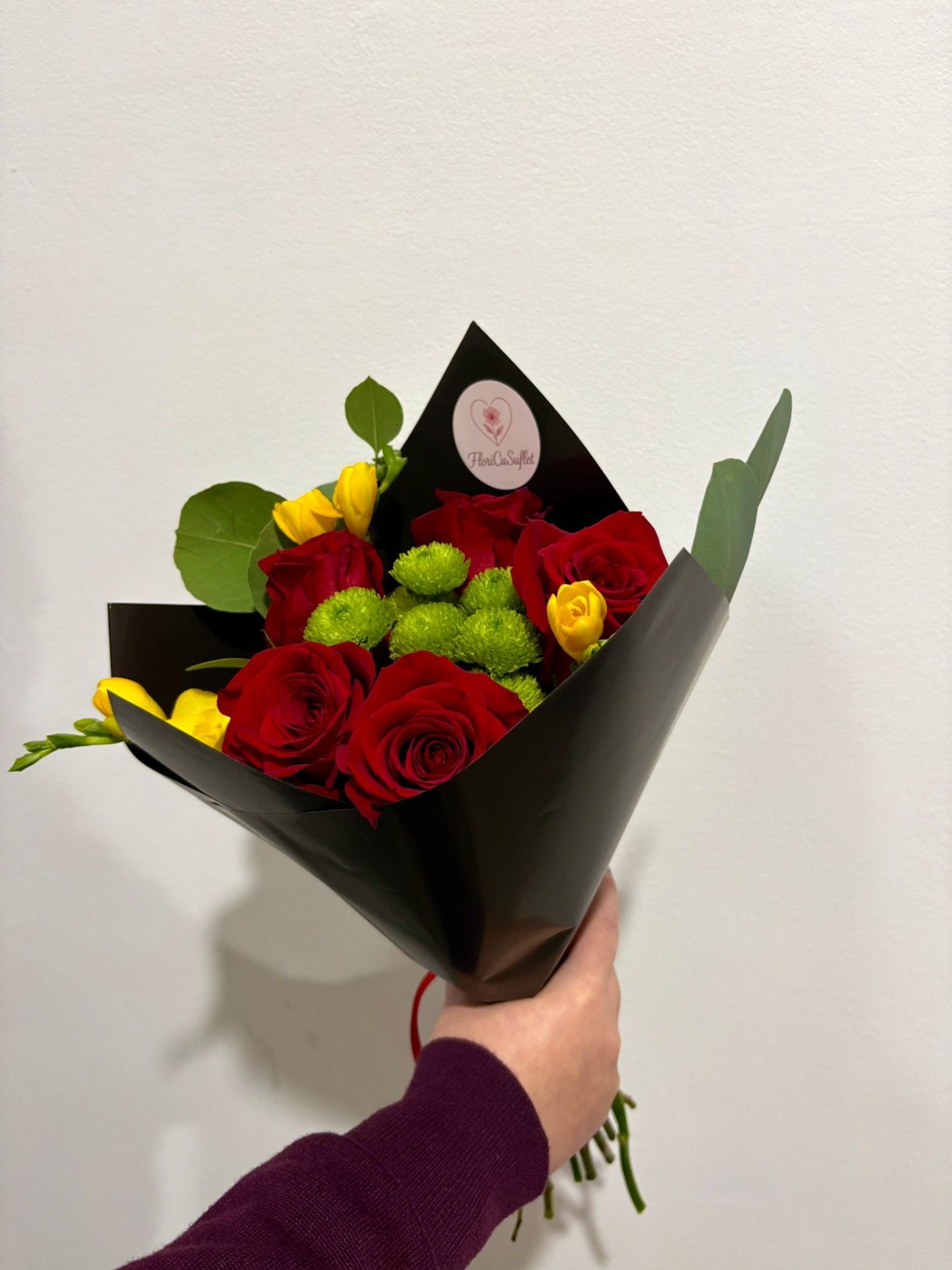 Buchet 5 trandafiri roșii, 3 frezii, germini, eucalipt - 100 RON