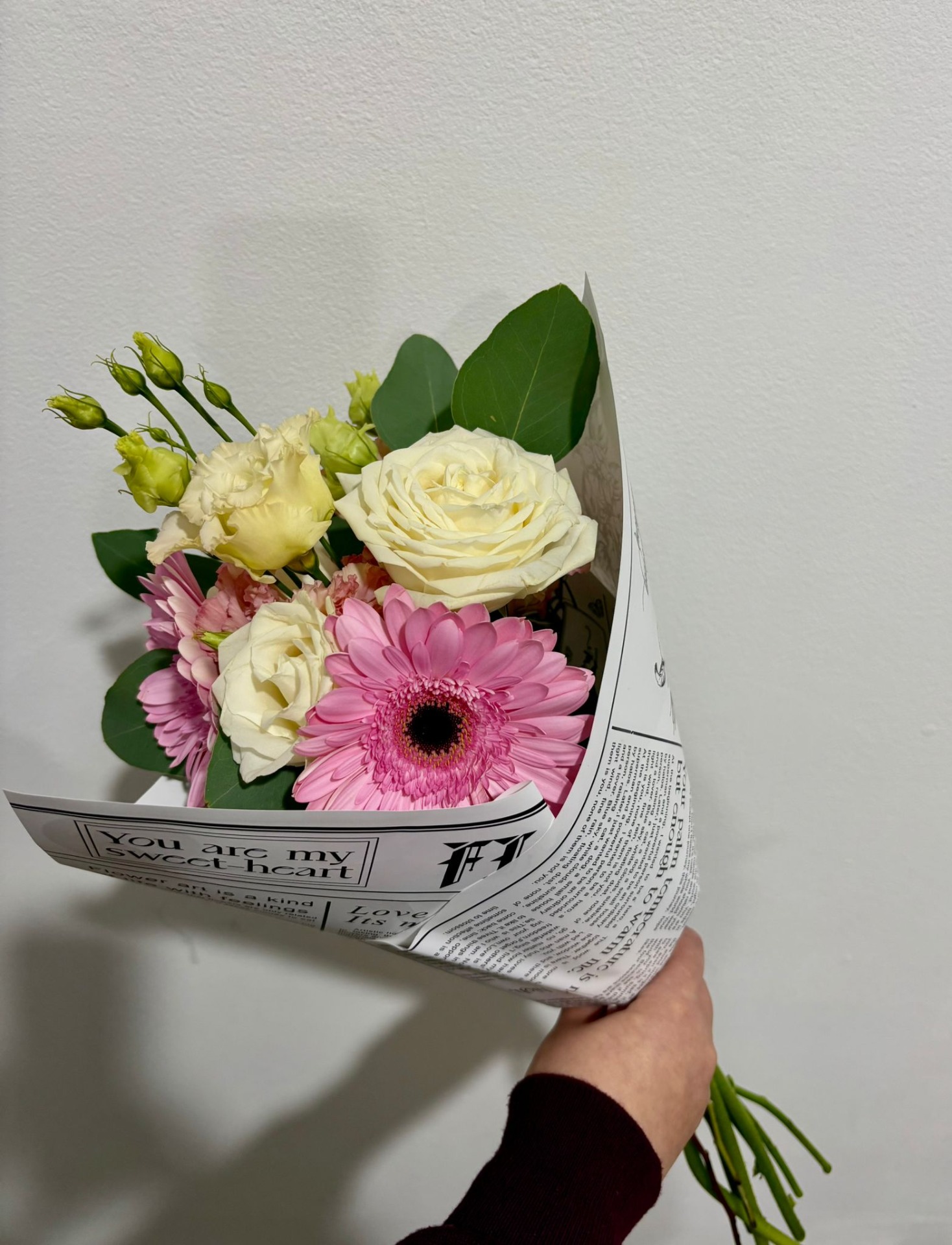 Buchet 2 gerbera roz, 3 trandafiri albi, 2 eustoma, eucalipt - 100 RON