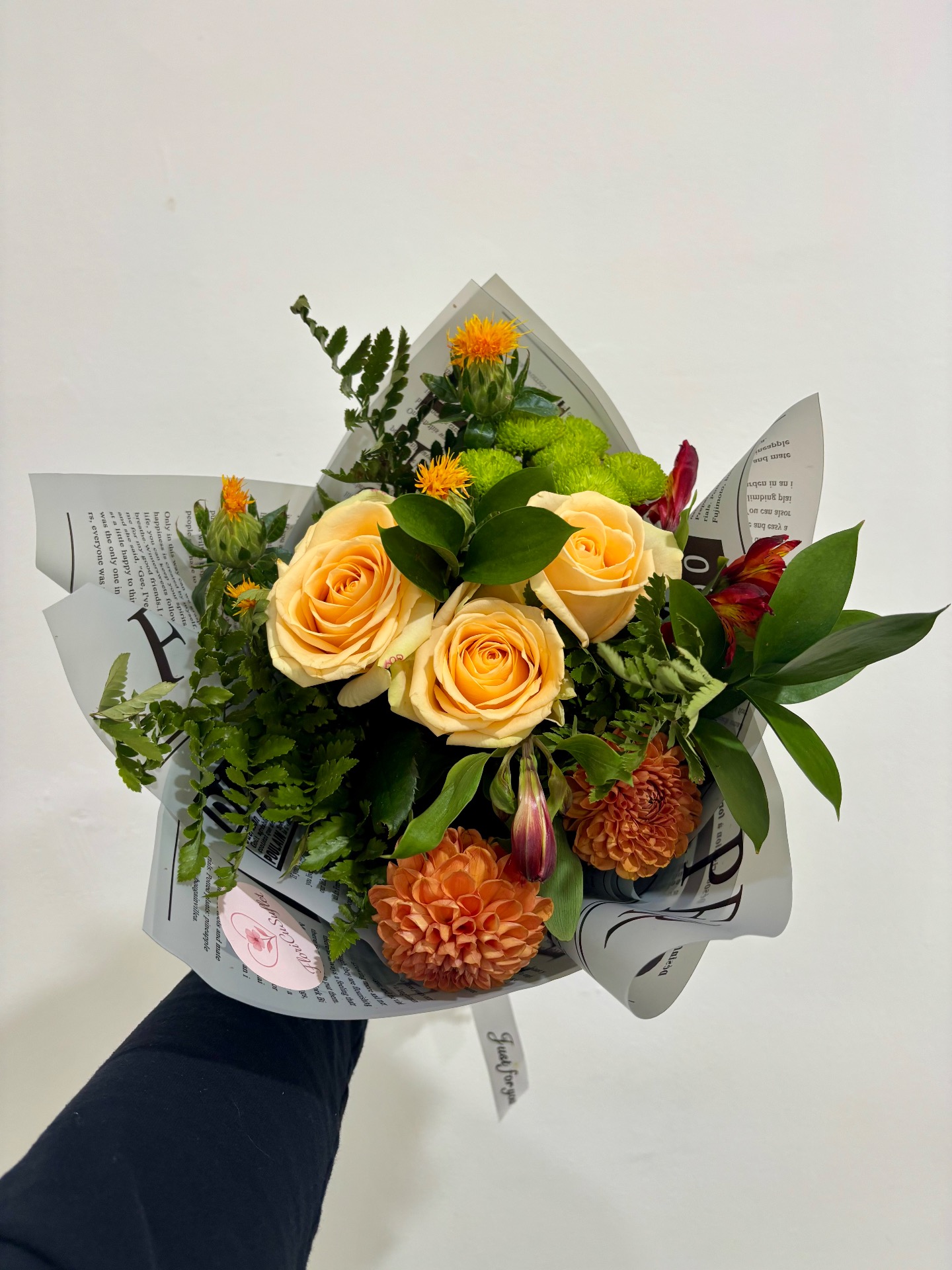 Buchet de toamna : 3 trandafiri peach, 2 dalia, 2 carthamus , 2 alstroemeria, ruskus - 100 RON