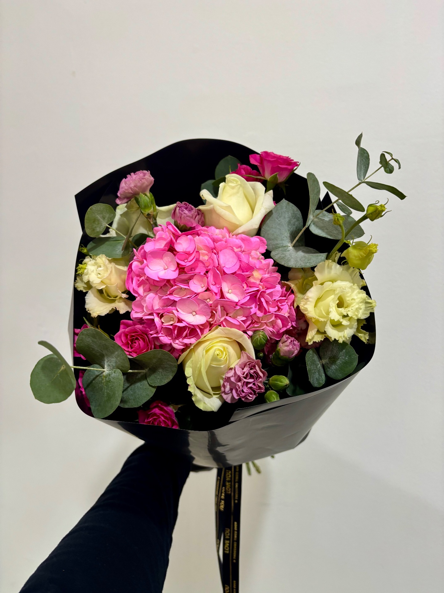 Buchet hortensie roz, 3 trandafiri albi, 2 lisianthus , 2 miniroze , 3 garofițe roz, eucalipt - 120 RON