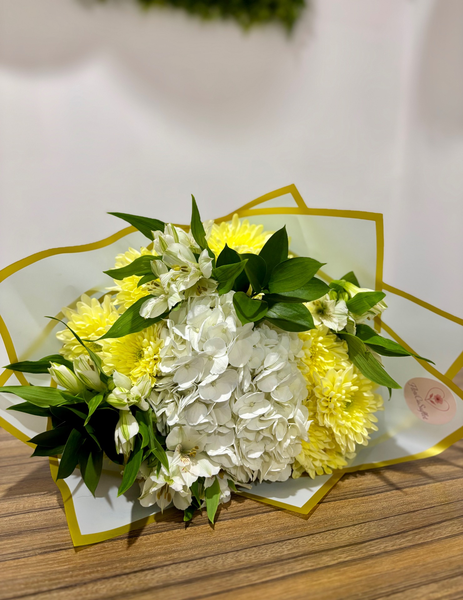 Buchet hortensie albă, 4 crizanteme galbene, 4 alstroemeria albe, ruskus - 130 RON