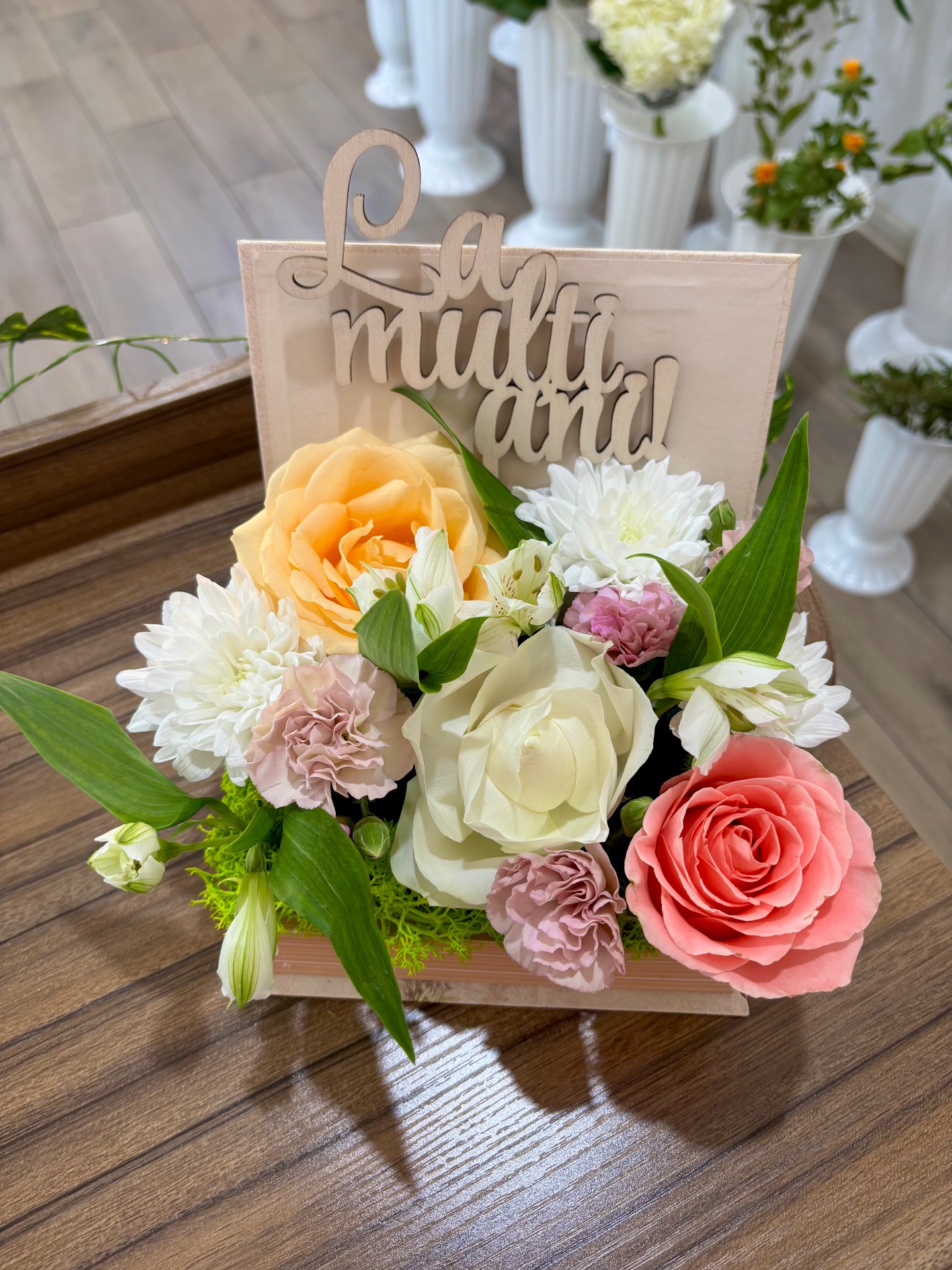 Aranjament mesaj “La mulți ani! “ 3 trandafiri , crizantema albă, garofițe roz , alstroemeria , licheni - 100 RON