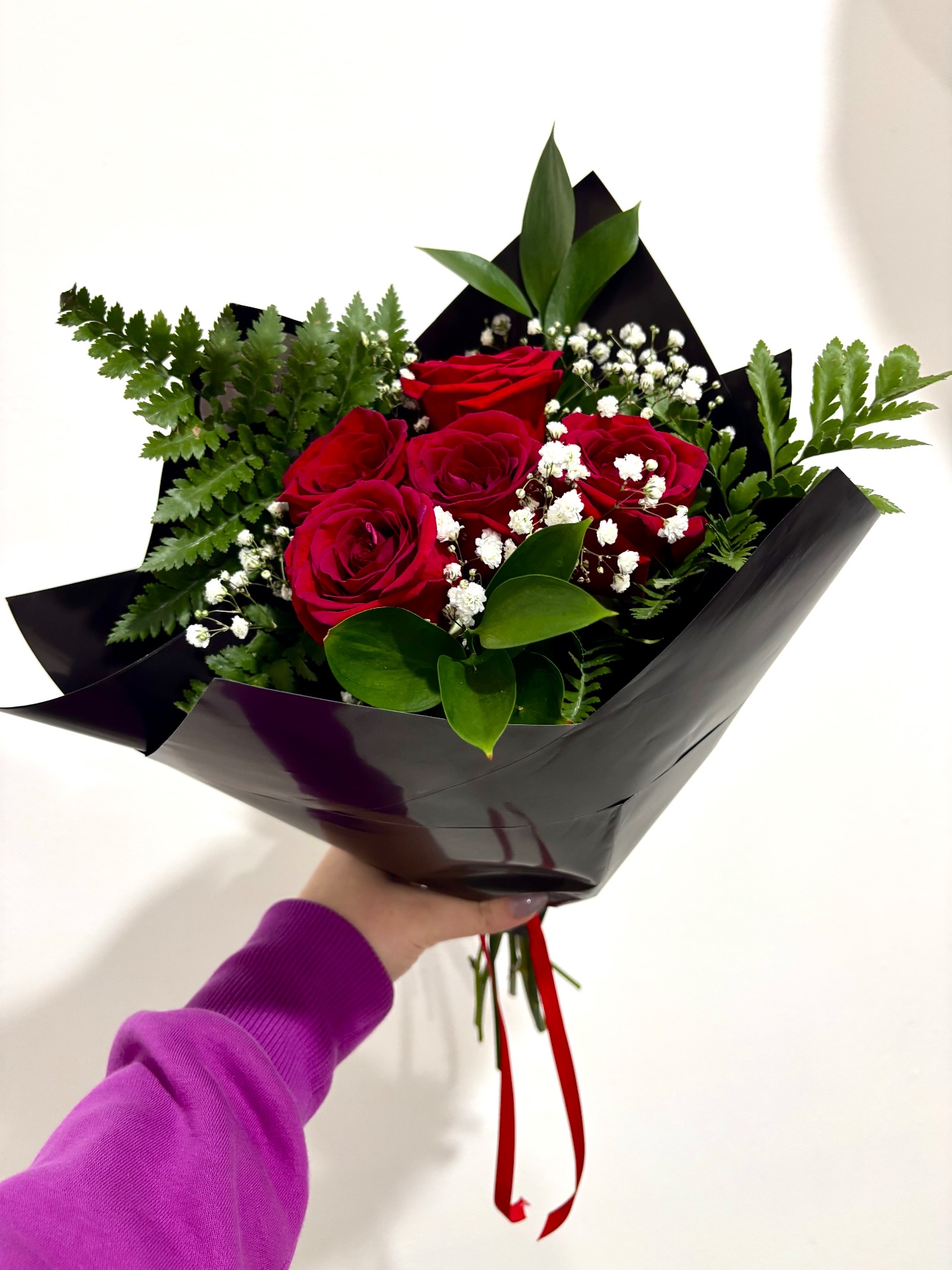 Buchet 5 trandafiri roșii, gypsophila, ruskus, ferigă decorativă - 80 RON