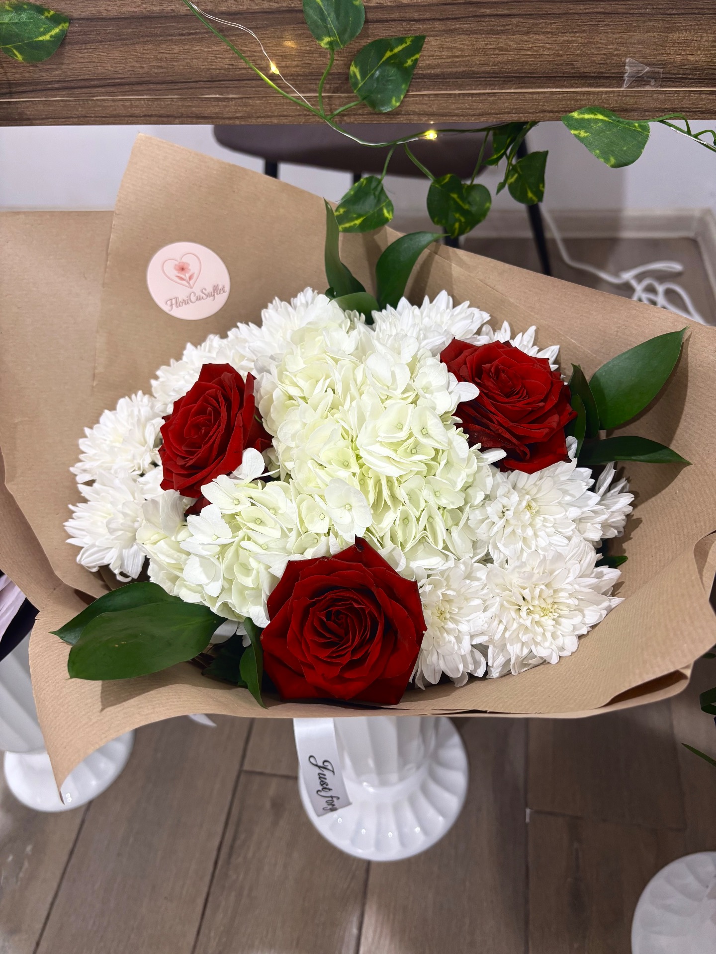 Buchet hortensie albă, 3 trandafiri roșii, crizanteme albe, ruskus - 130 RON