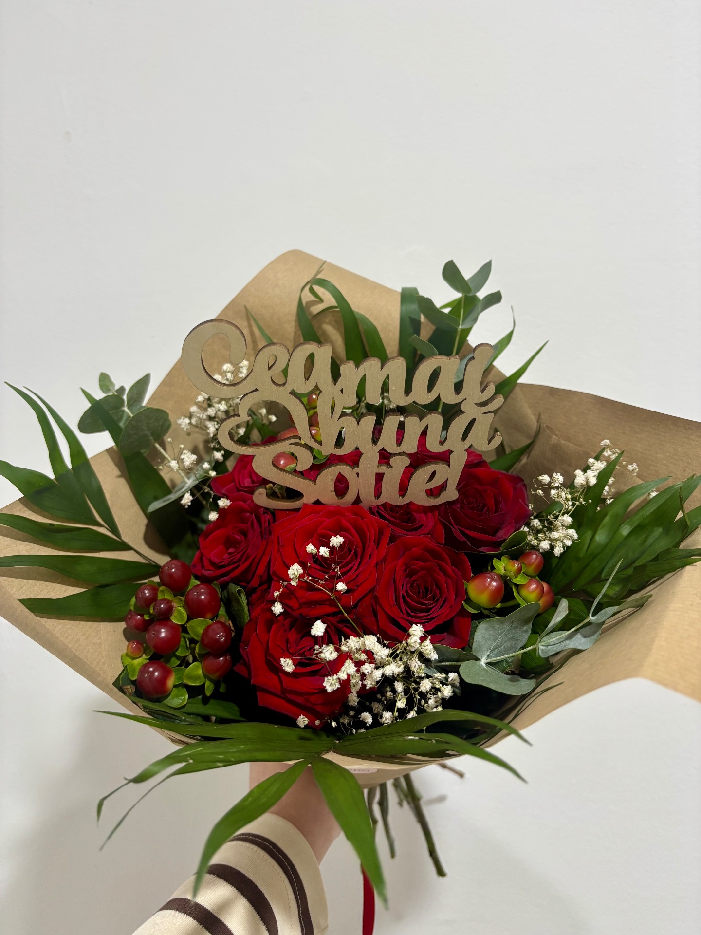 Buchet “Cea mai buna sotie” cu 9 trandafiri roșii, 3 hypericum berry, ruskus, eucalipt, gypsophila - 180 RON