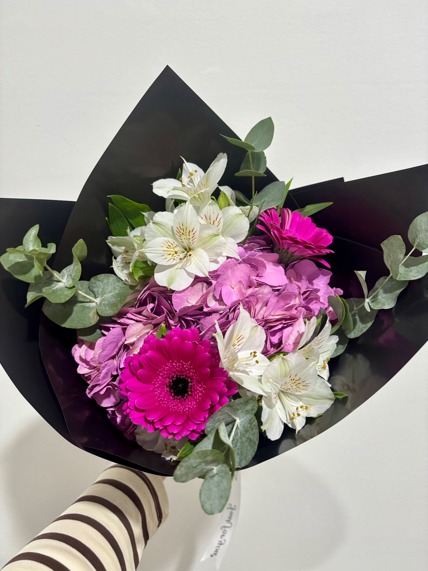 Buchet hortensie pink, 2 gerberă fucsia, 2 alstroemeria albă, eucalipt - 100 RON