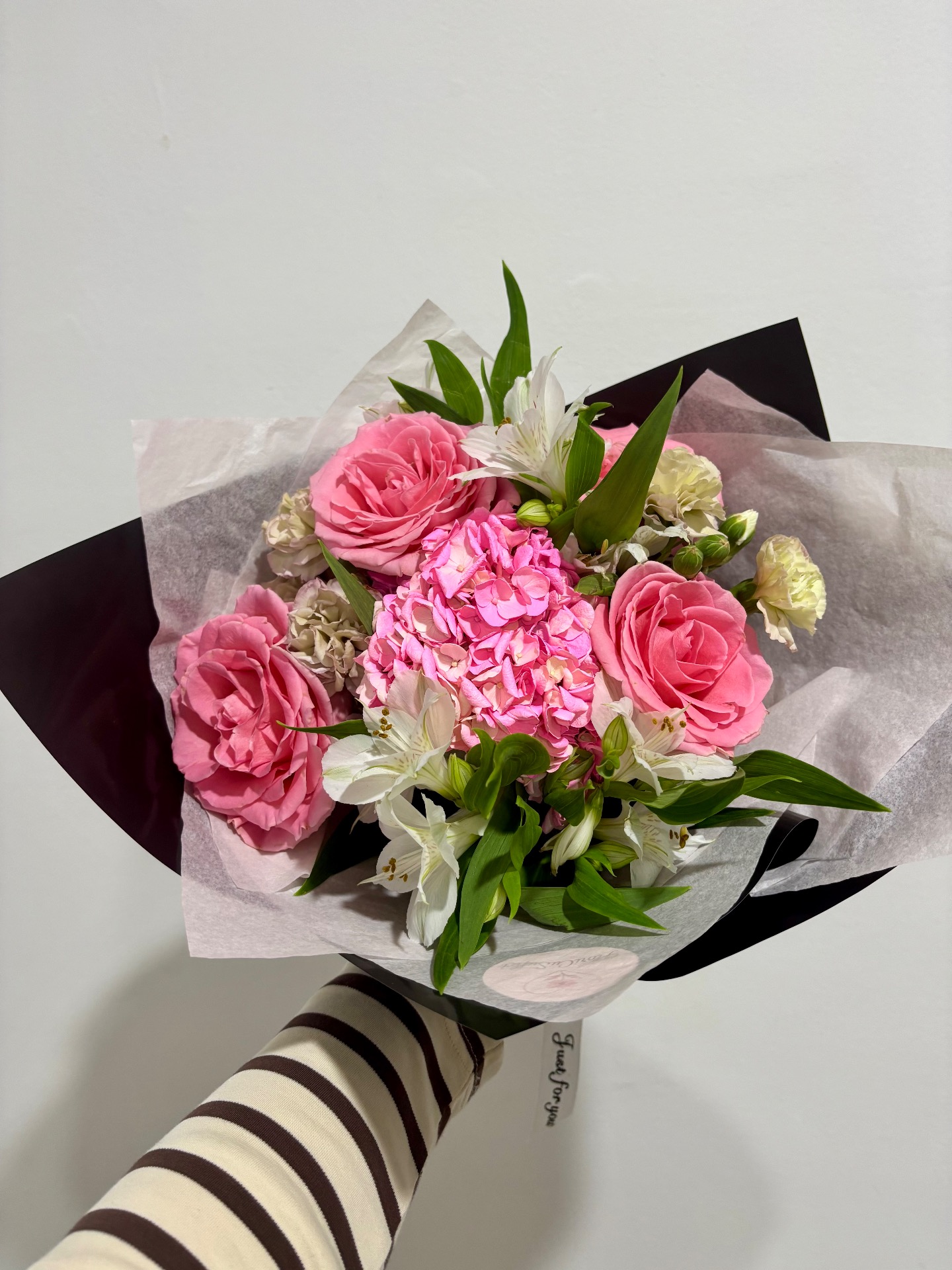 Buchet hortensie pink, 4 trandafiri roz, 2 alstroemeria alb, 3 garofițe roz - 120 RON